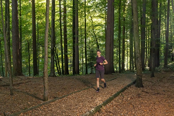 Frau joggt auf Finnenbahn