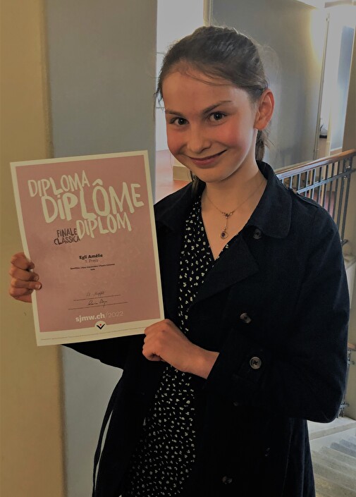 Amélie Egli mit ihrem 1. Preis-Diplom