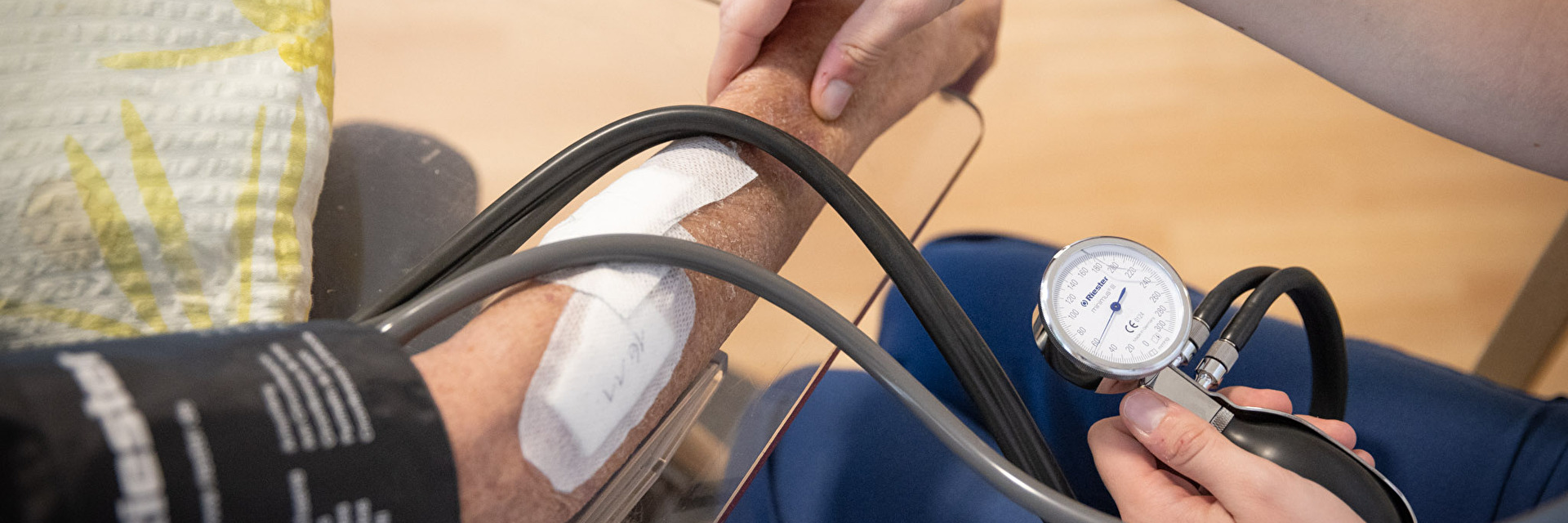 Pflegerin misst Blutdruck