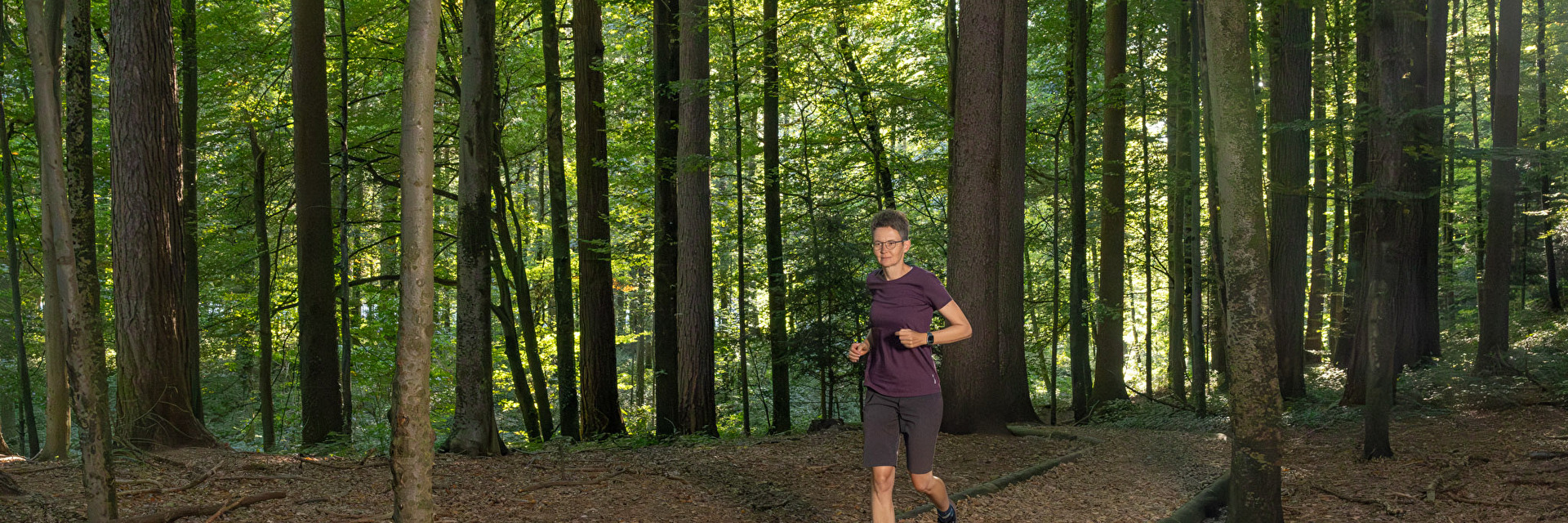 Frau joggt auf Finnenbahn