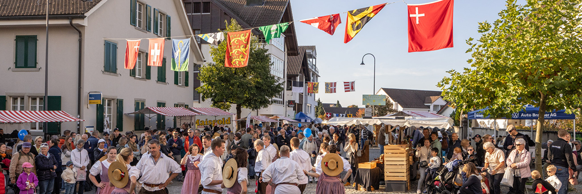 Männer und Frauen tanzen in Trachten