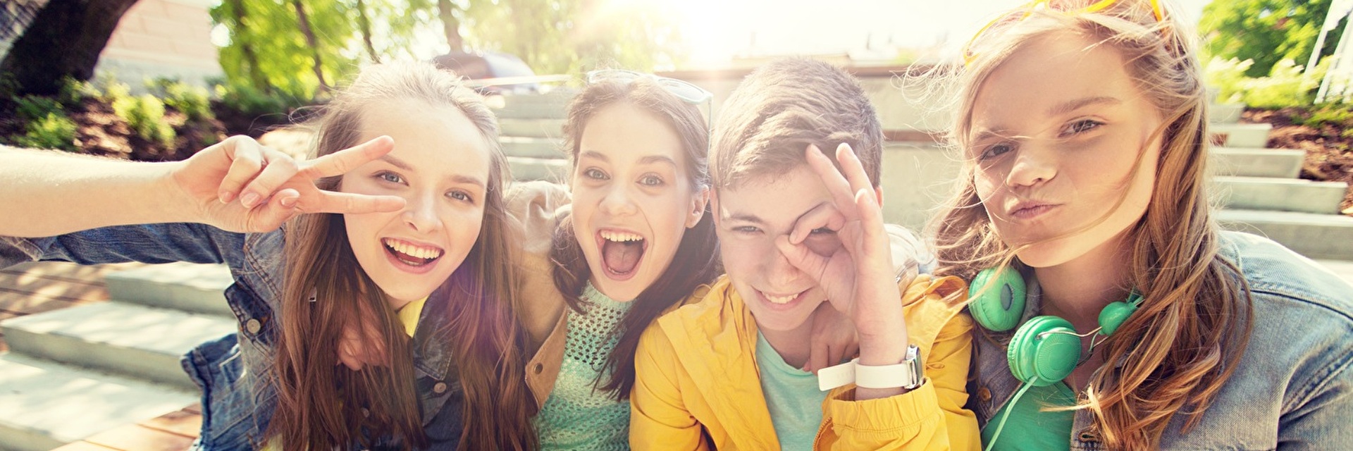 Vier Jugendliche machen ein Selfie