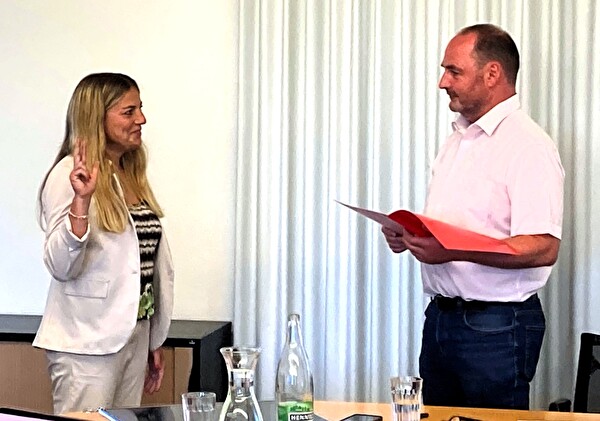 Gemeindepräsident Guido Cavelti vereidigt die neue Gemeindeschreiberin Esther Reichmuth