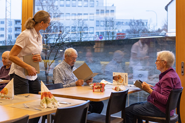 Älteres Paar schaut Speisekarte an