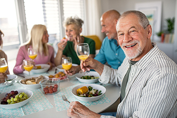 ältere Menschen beim Mittagessen
