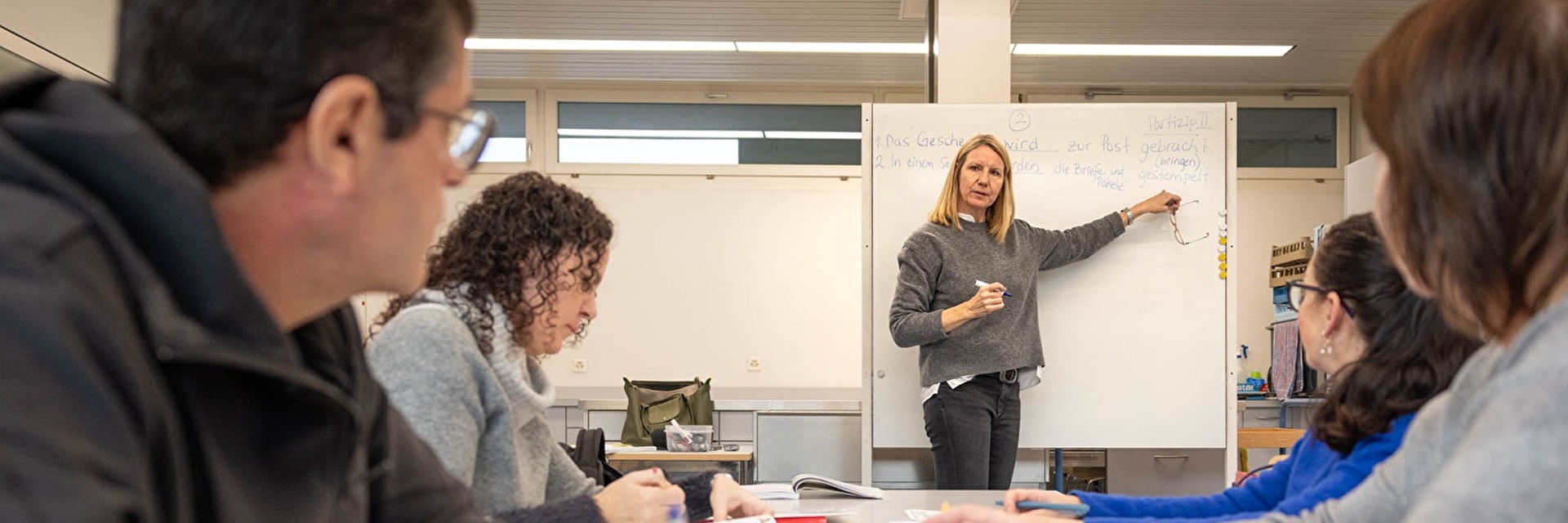 Frau erklärt etwas in der Schule