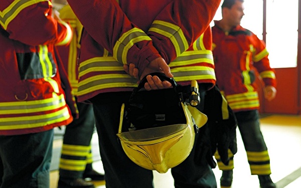 Feuerwehrmänner bei der Einsatzplanung