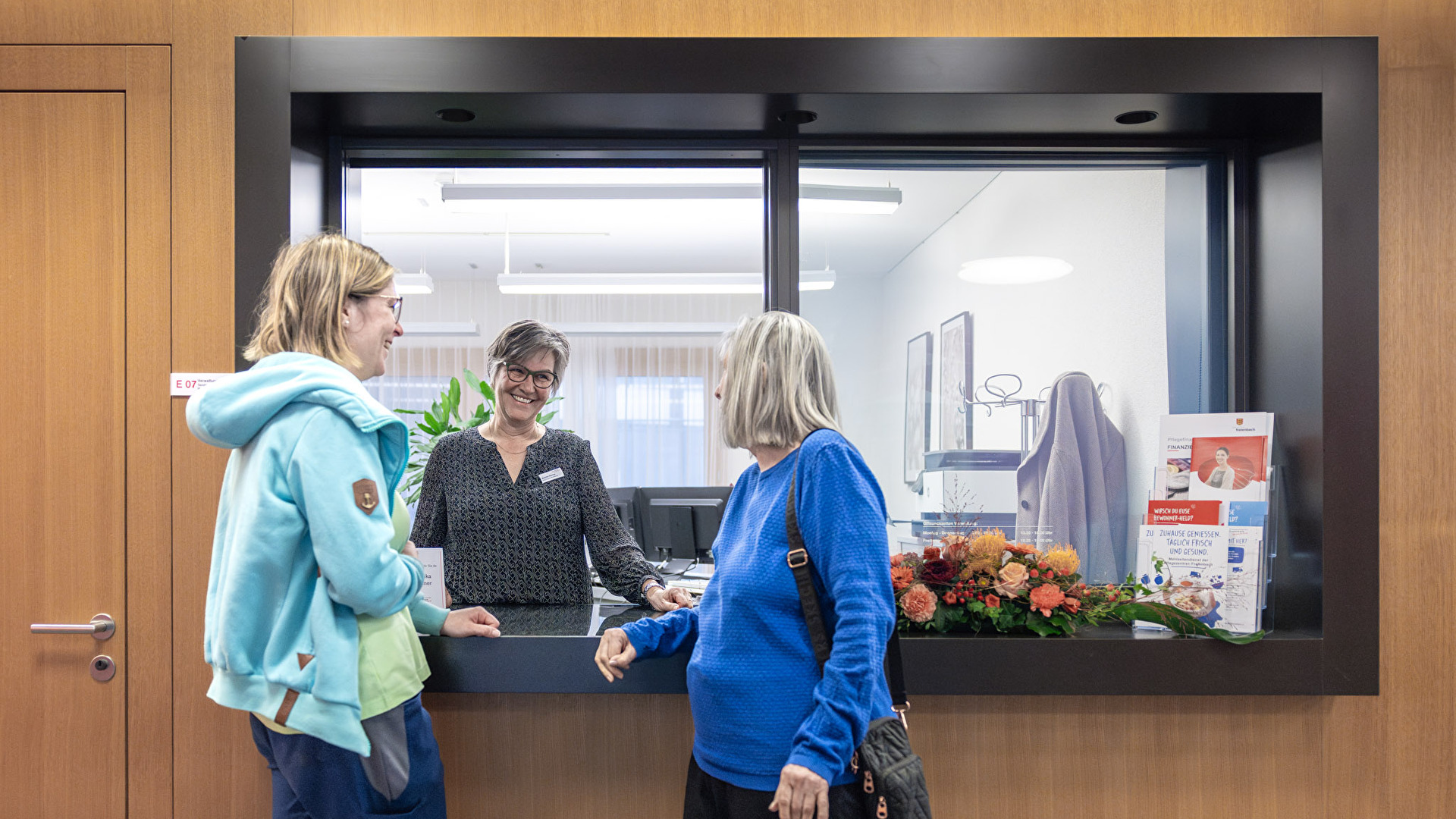 Zwei Damen am Schalter