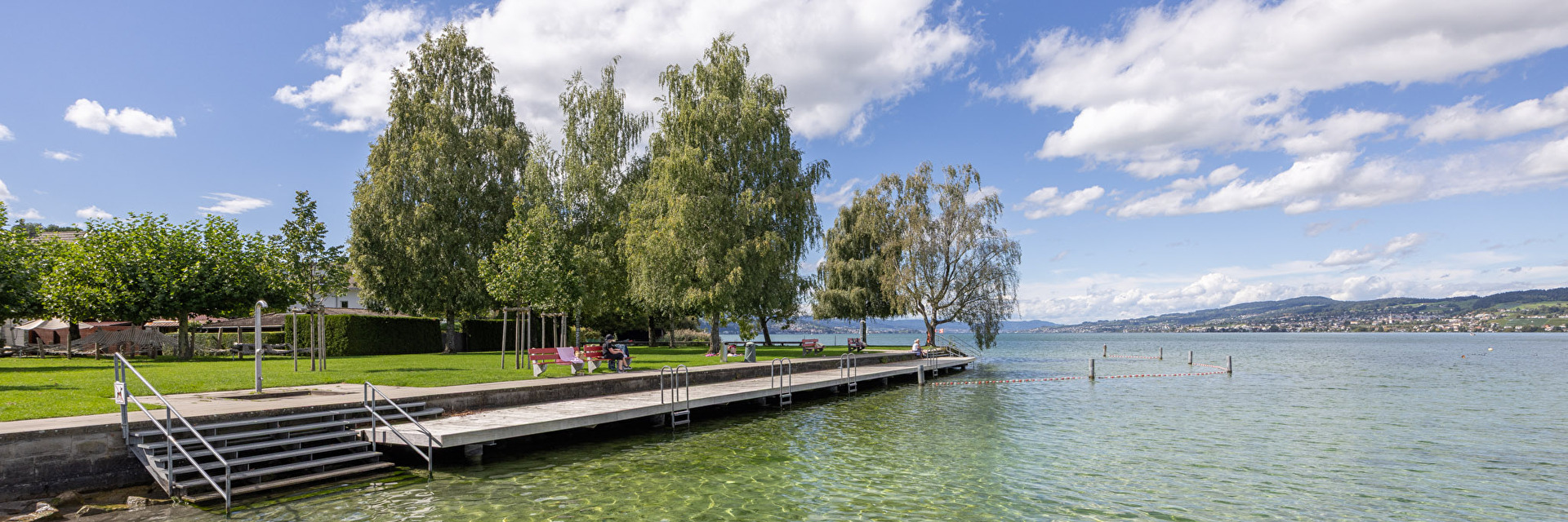 Badesteg mit glitzerndem Wasser