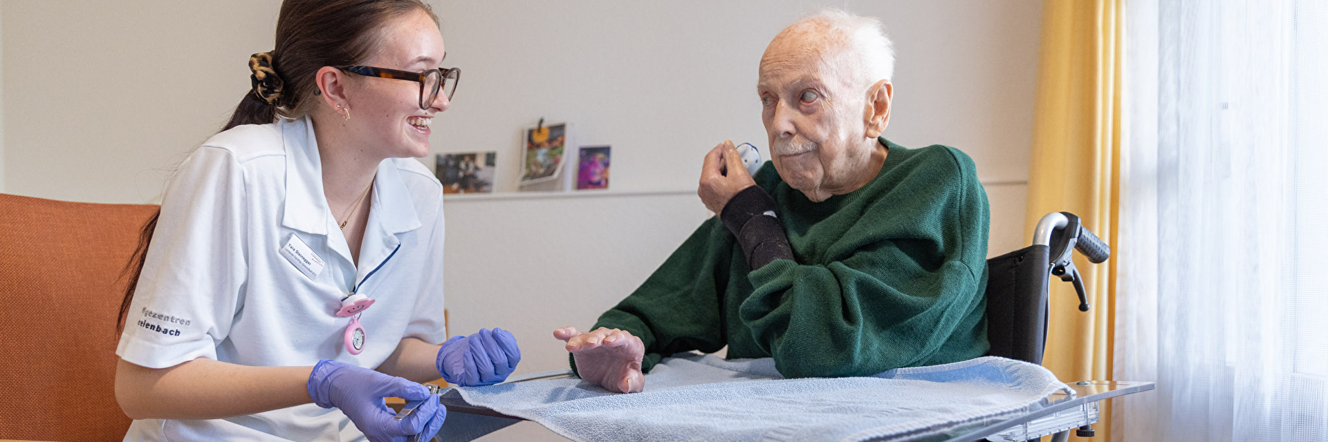Junge Pflegerin behandelt älteren Mann