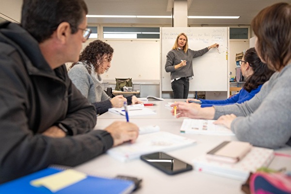 Frau erklärt etwas in der Schule