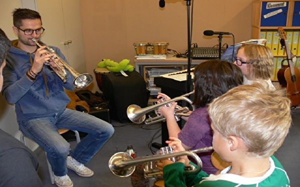 Musiklehrer mit Schülern