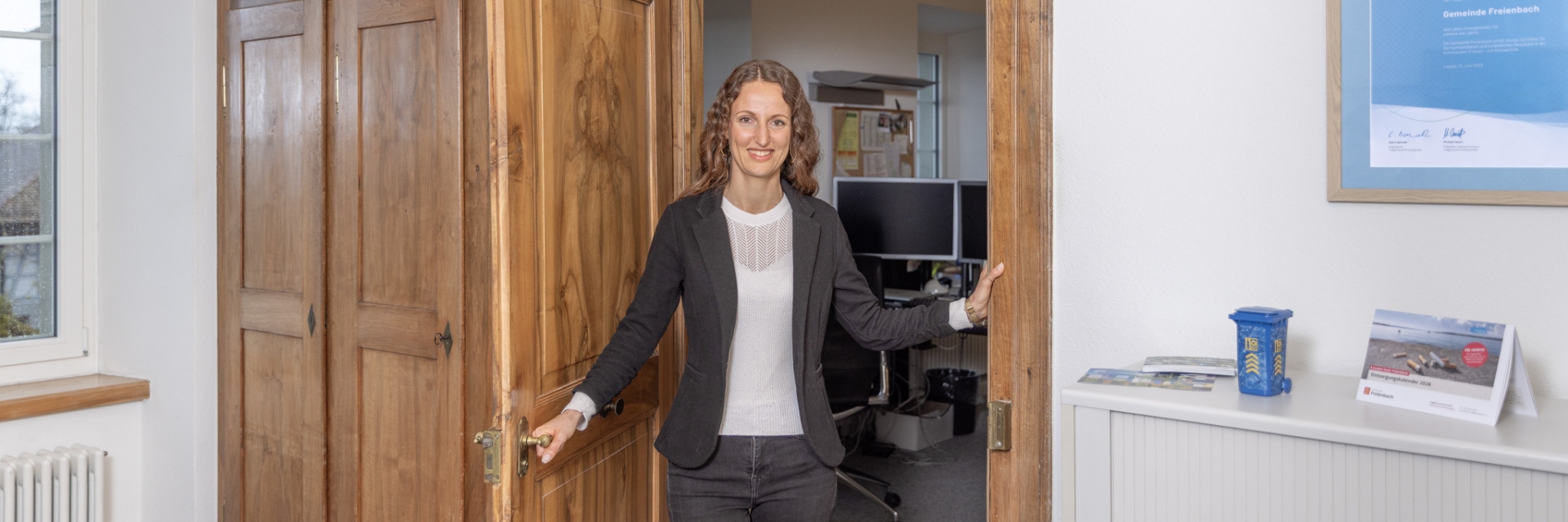 Barbara Darani Umweltschutzbeauftragte steht in der Tür zum Büro
