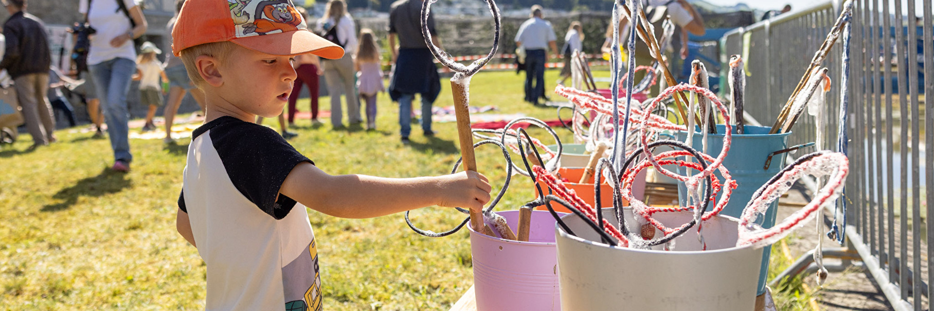 Kleiner Junge spielt mit Seifenblasen