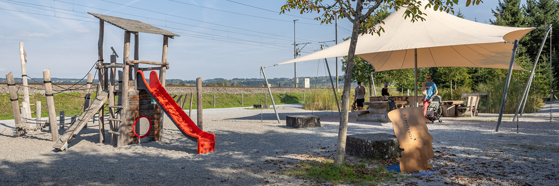 Spielplatz mit Rutschbahn und Klettergerüst