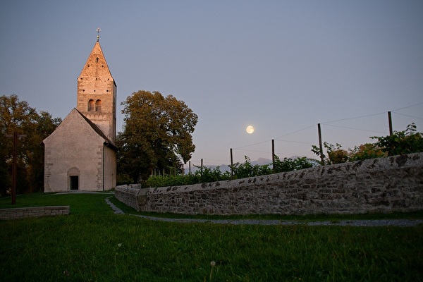 Kirche und Kirchenmauer im Mondlicht