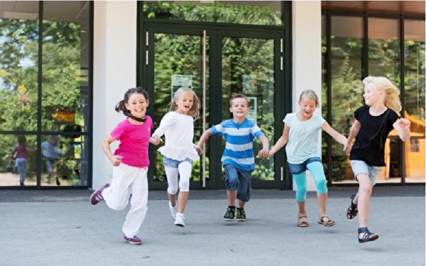 Kinder spielen