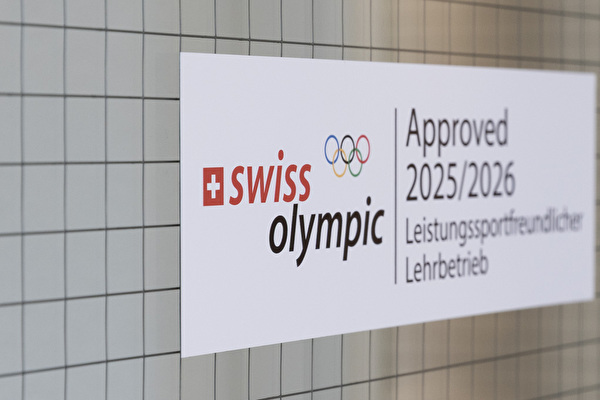 Swiss Olympic Label Leistungsfreundlicher Lehrbetrieb an einer Türe im Gang