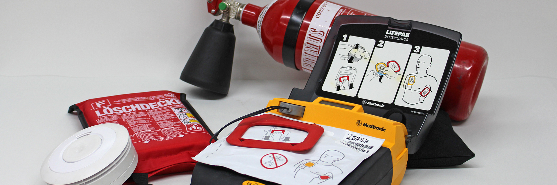 Feuerlöscher und Defibrillator