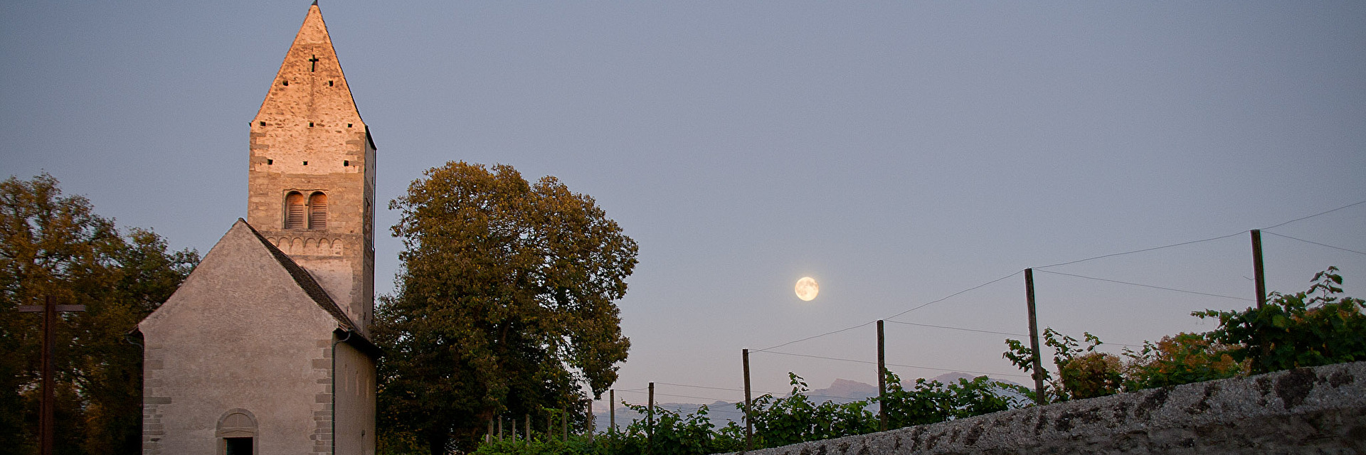 Kirche und Kirchenmauer im Mondlicht