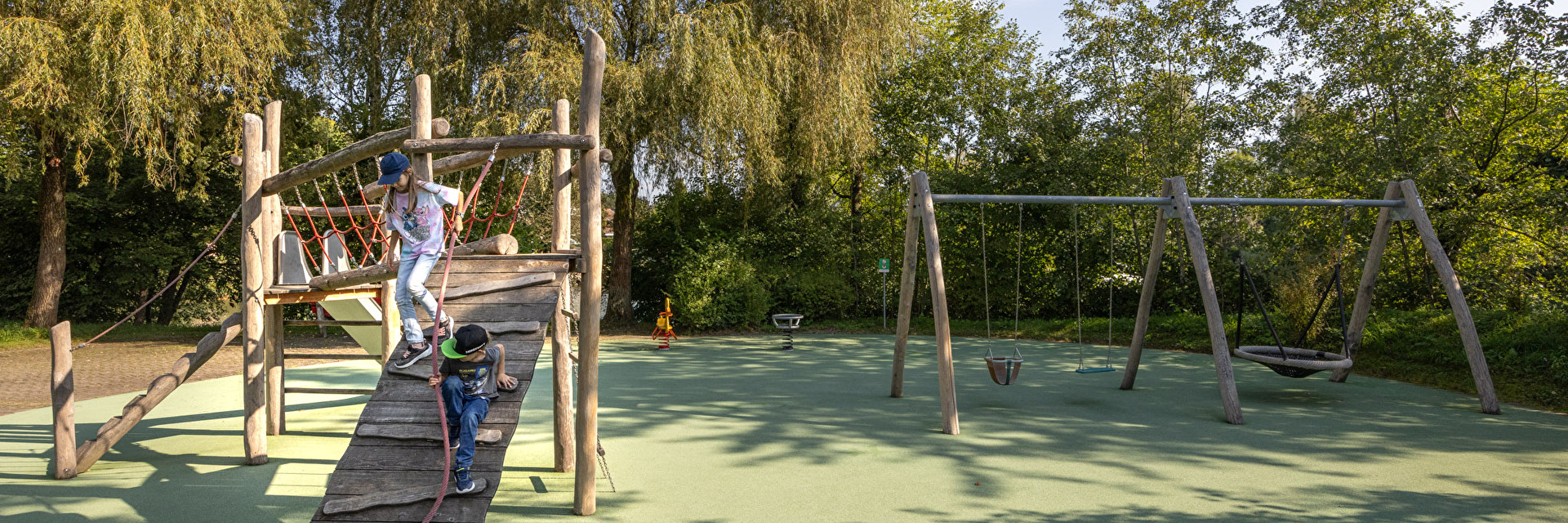 Kinder spielen auf Spielplatz