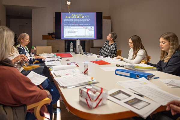 Mitarbeitende sitzen in Weiterbildung