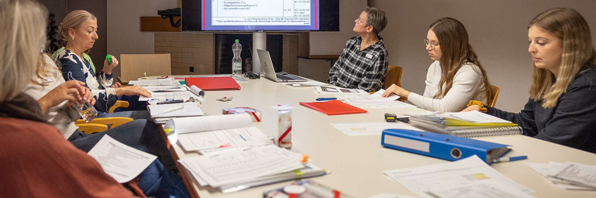 Mitarbeitende sitzen in Weiterbildung