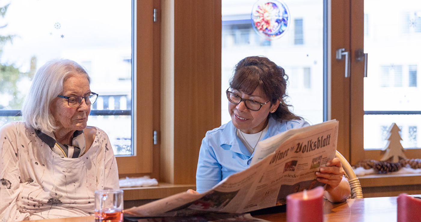 Zwei Frauen lesen Zeitung