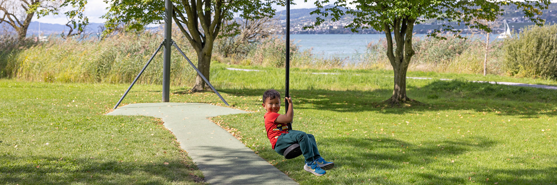 Kleiner Junge spielt an einer Schaukel