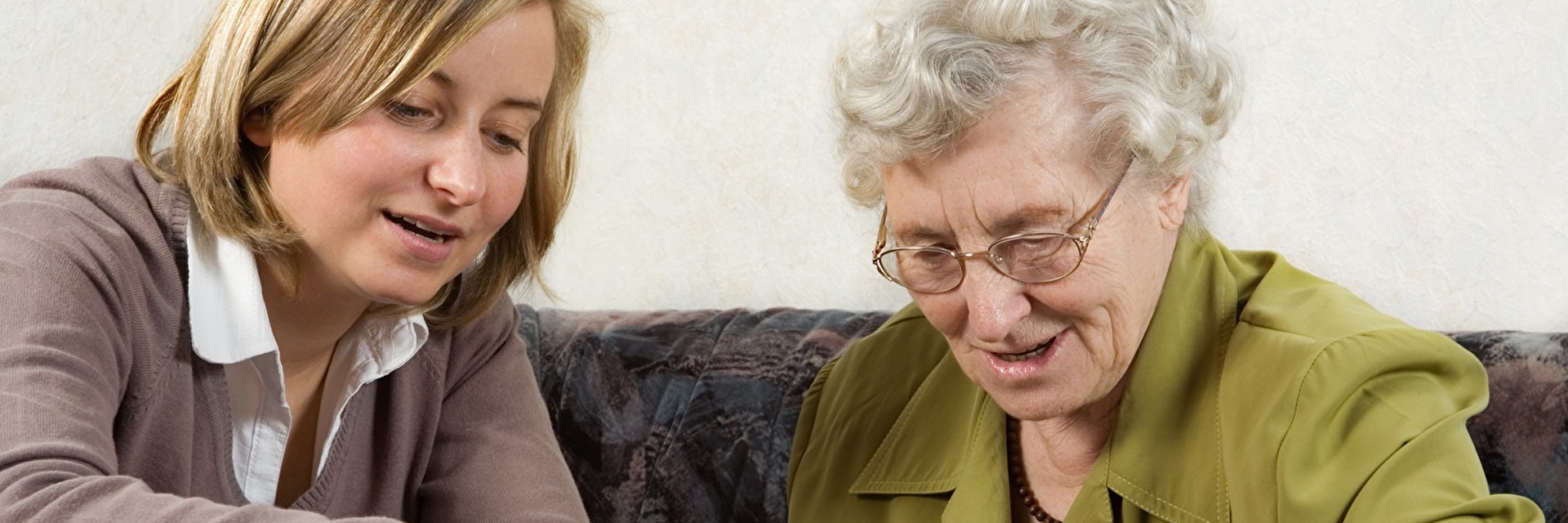 Frau spielt mit älterer Frau Eile mit Weile