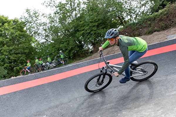 Frau fährt auf Pumptrack