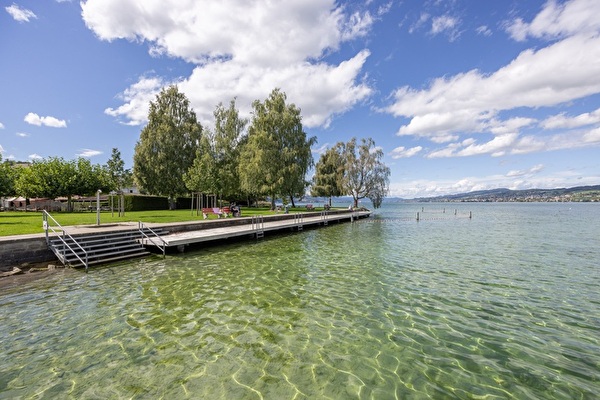 Badesteg mit glitzerndem Wasser