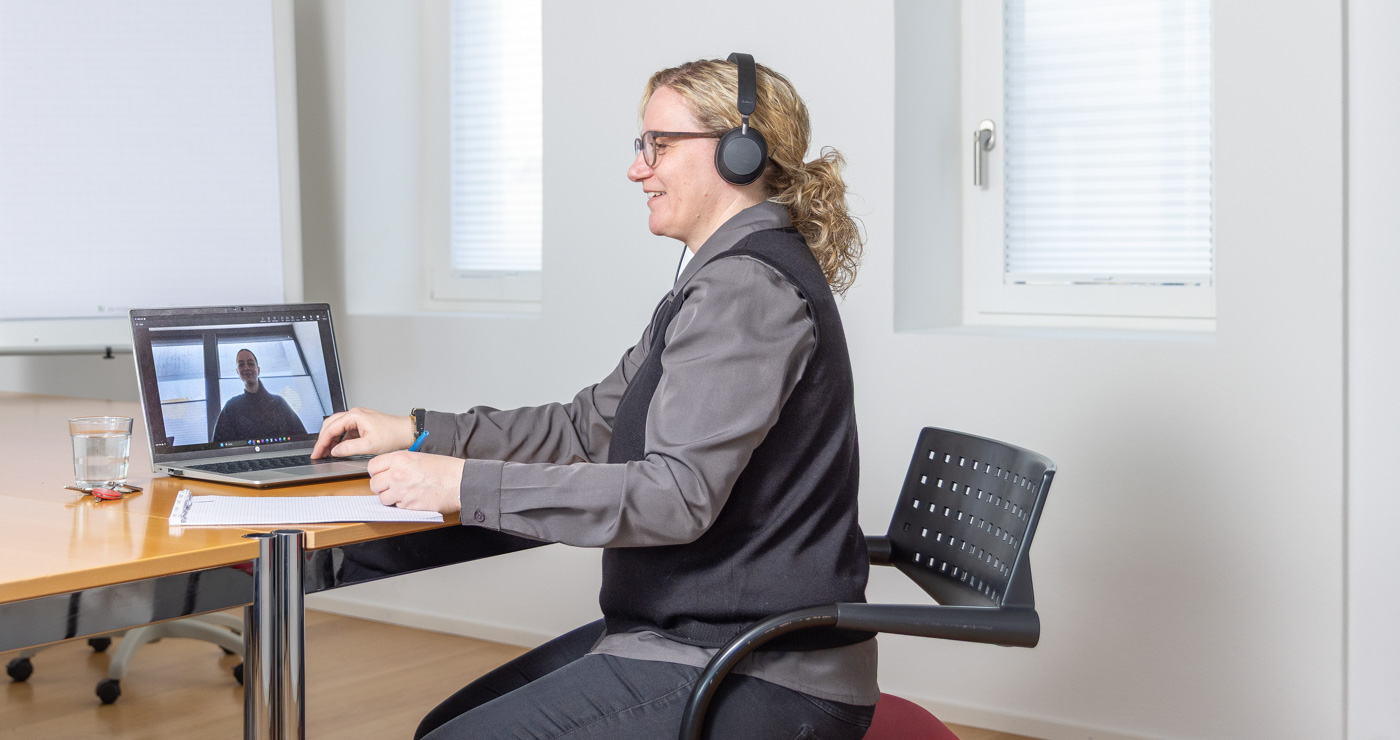 Leiterin HR bei einem Online Interview am Tisch sitzend