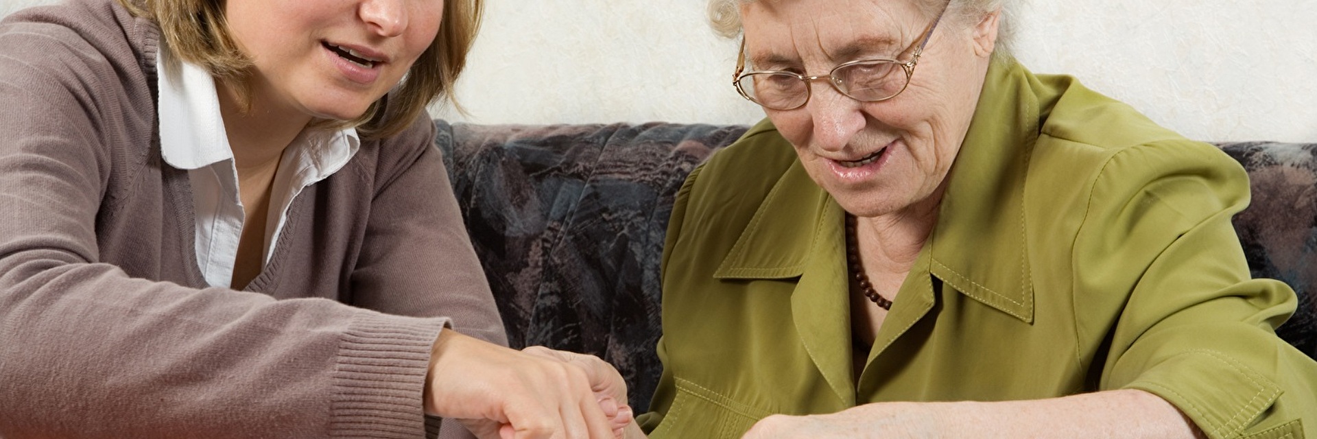 Frau spielt mit älterer Frau Eile mit Weile