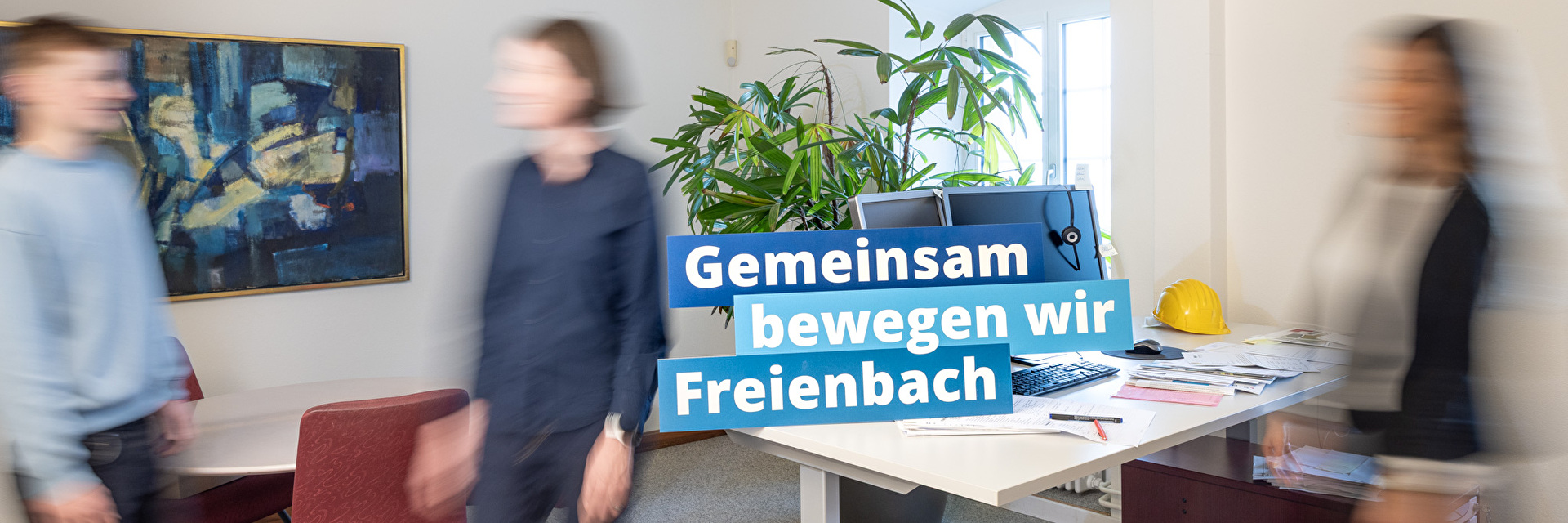 Bild mit dem Claim Gemeinsam bewegen wir Freienbach und Personen die verschwommen sind