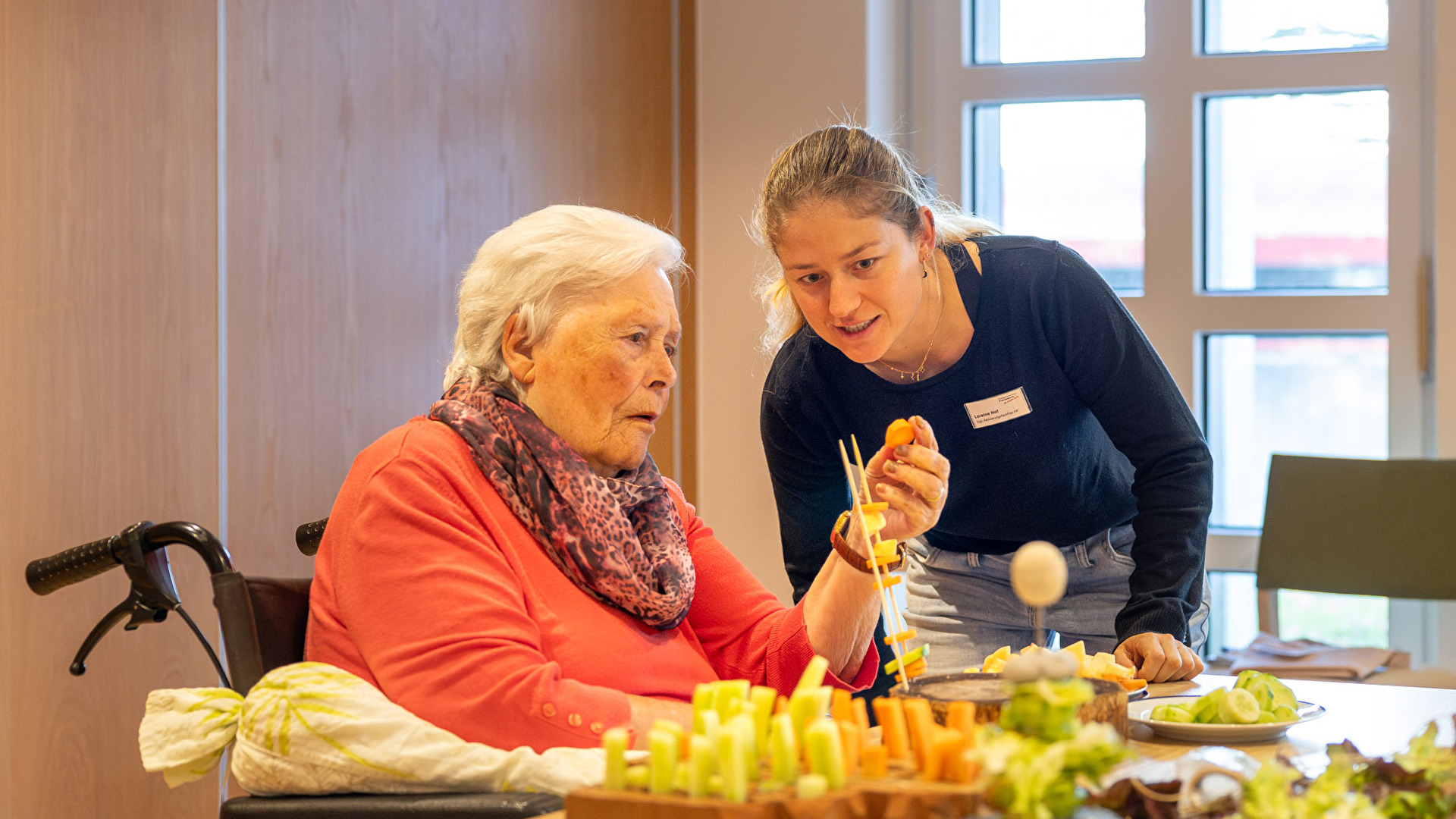 Beide Frauen kochen zusammen