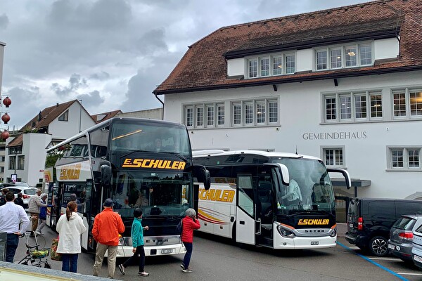 Car vor dem Gemeindehaus Dorf