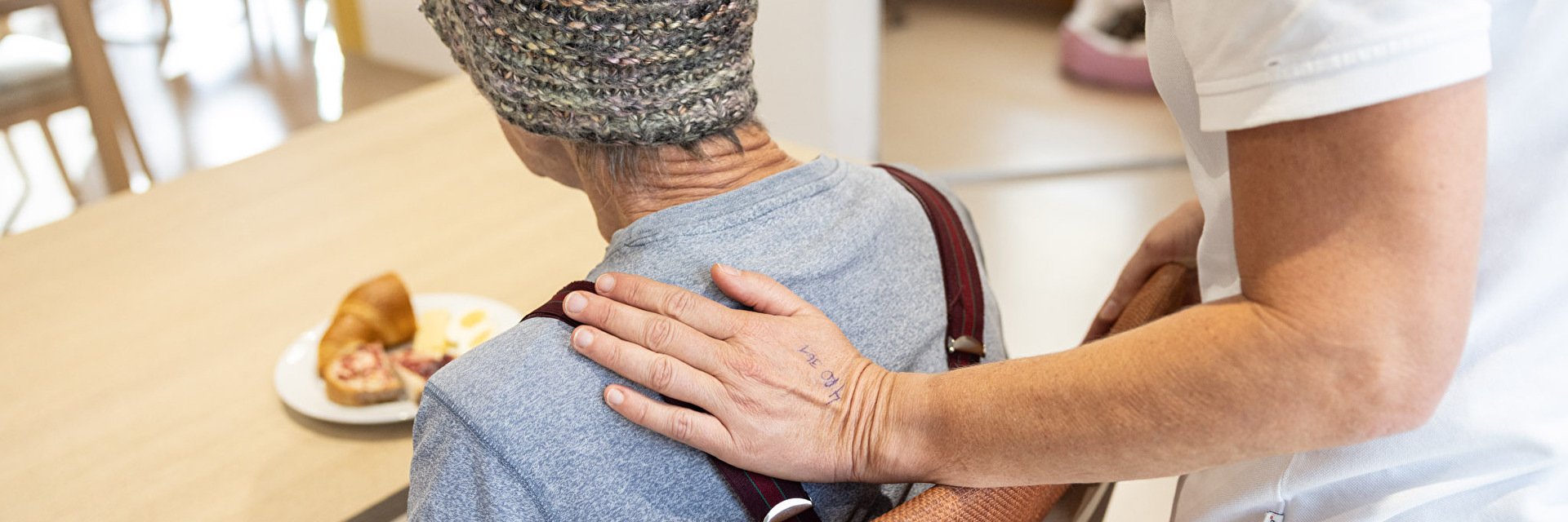 Hand auf Schulter Bewohner