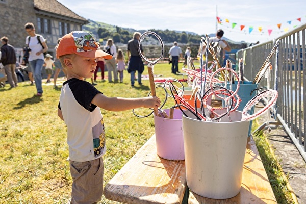 Kleiner Junge spielt mit Seifenblasen