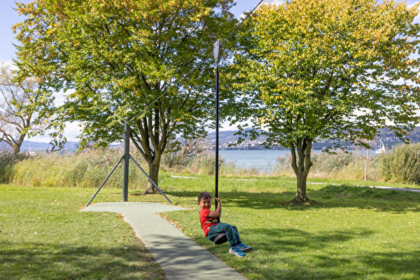 Kleiner Junge spielt an einer Schaukel