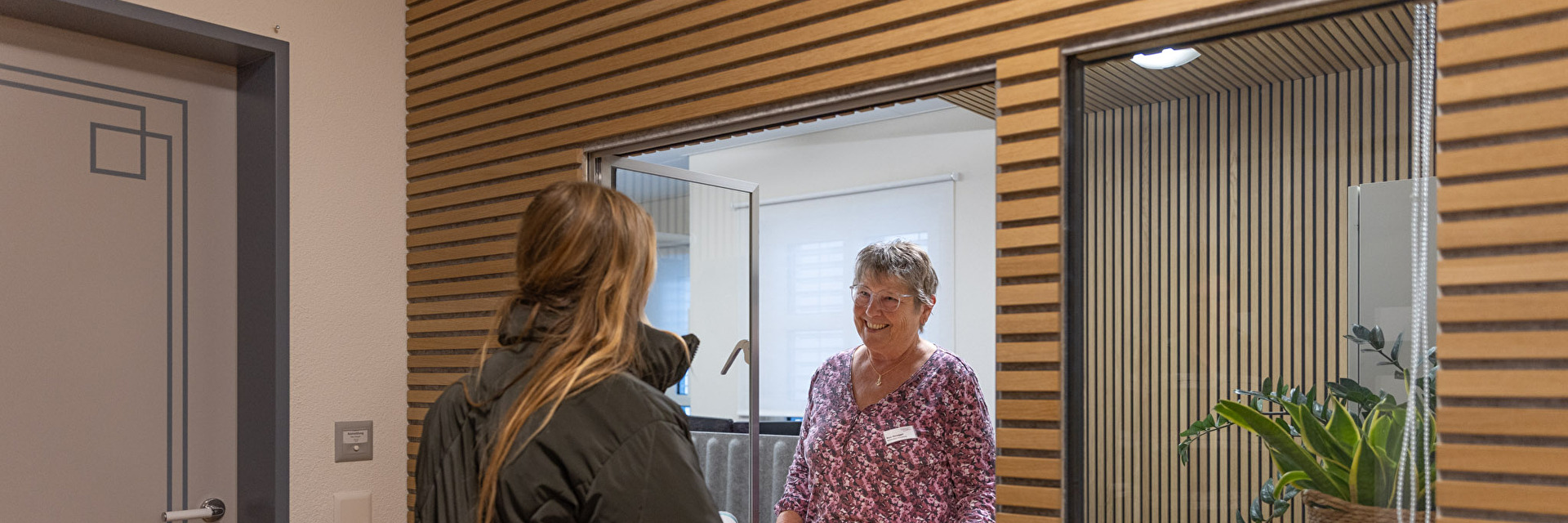 Frau spricht an Reception