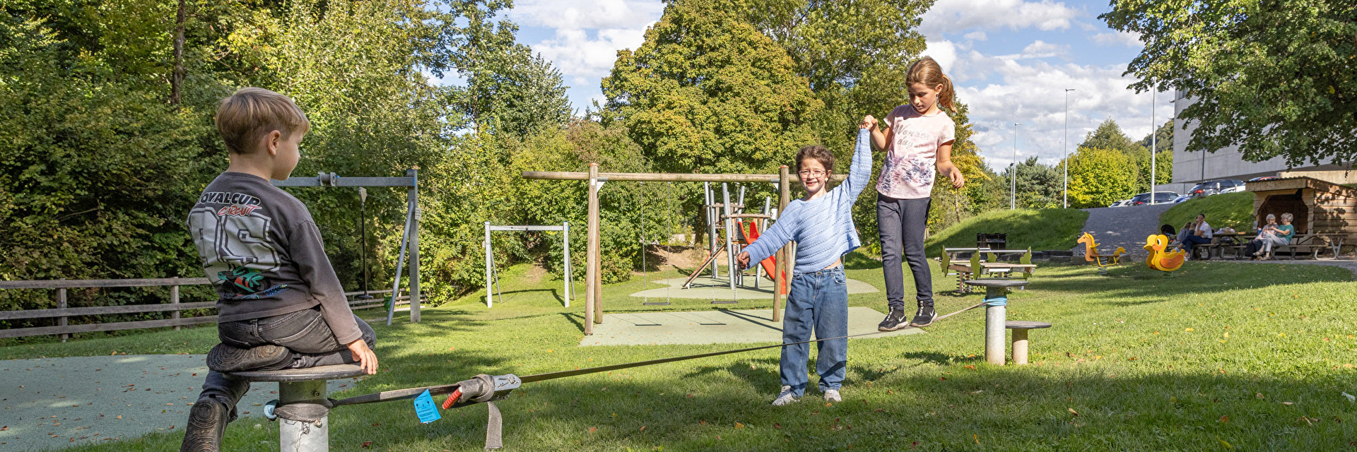 Kinder spielen auf Spielplatz