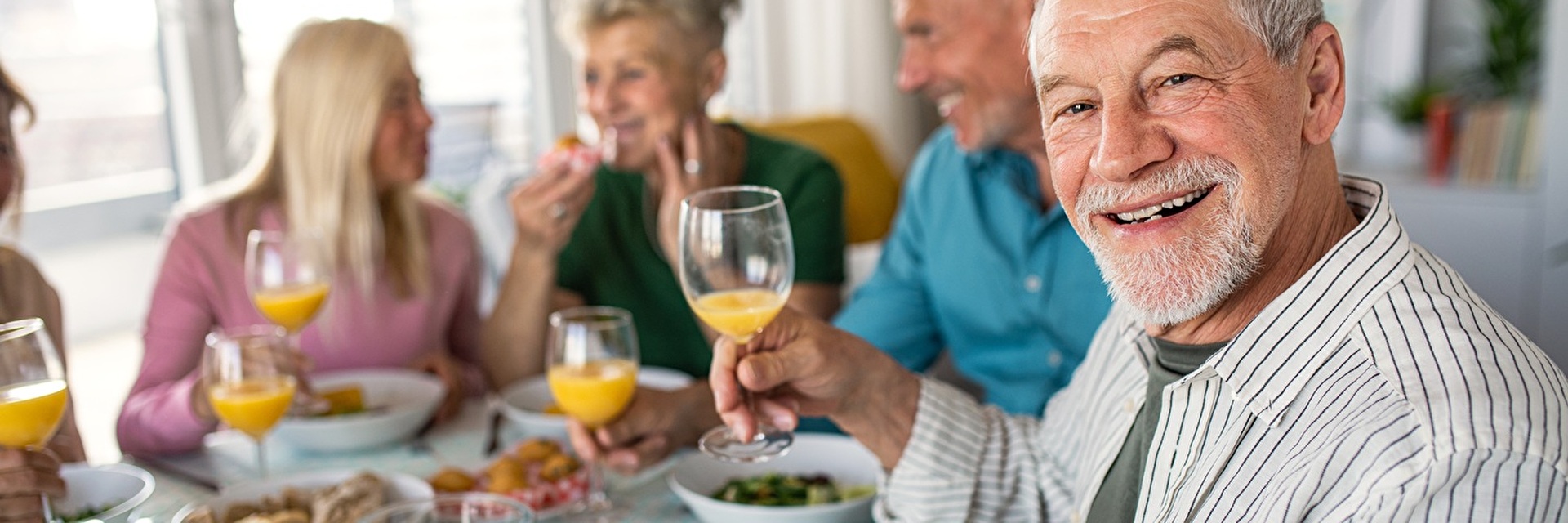 Ältere Menschen essen zusammen