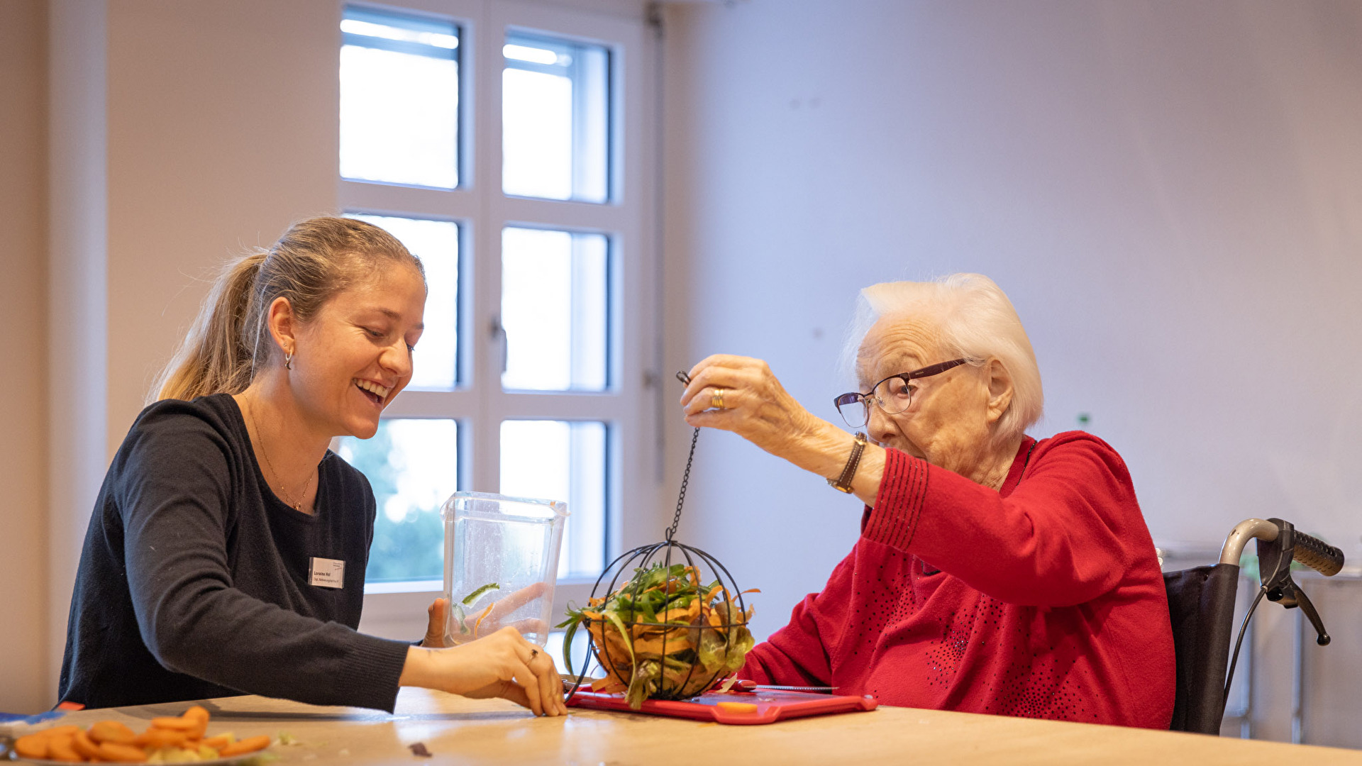Frau kocht mit älterer Dame