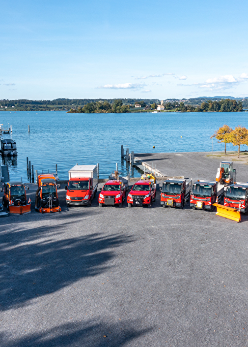 Werkhof Fahrzeuge aufgestellt am See