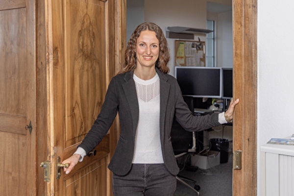 Barbara Darani Umweltschutzbeauftragte steht in der Tür zum Büro