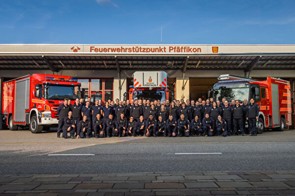 Grupppenbild der freiwilligen Feuerwehr vor dem Feuerwehr Stützpunkt