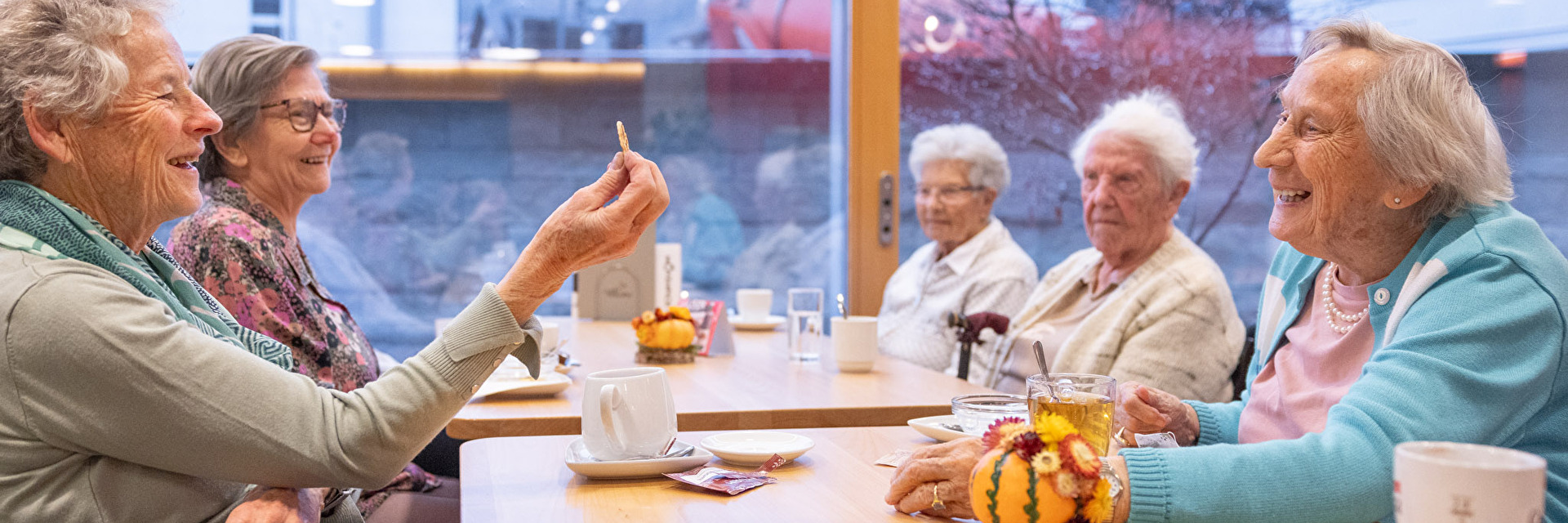Frauen in Cafeteria