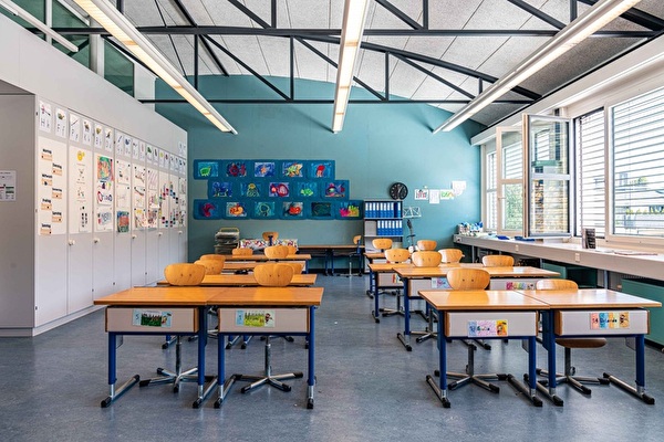 Schulzimmer mit Pulten