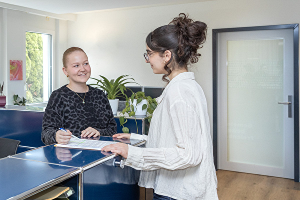 Berufsbildnerin mit Lernender im Austausch